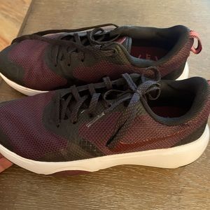 Women’s size 8.5 Nike comfort footbed